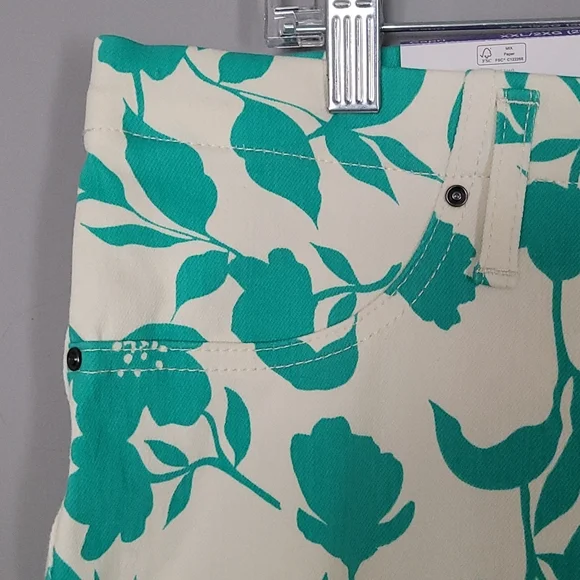 Time and Tru Green Breeze Stretch Fitted Capri Jegging - Picture 4 of 8